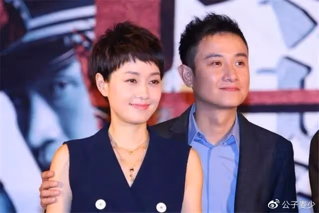姚笛和一群男人深夜嗨玩,男生摸她大腿,和老公2年未同框疑離婚