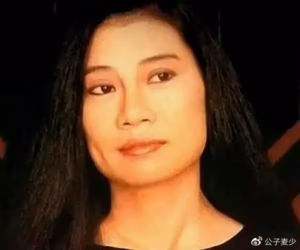 神奇的岳華:背叛鄭佩佩又令亦舒下跪求復合,最後娶艷星很幸福