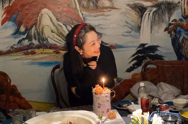 歐陽奮強為27歲女兒慶生!愛女戴珍珠項鍊打扮高貴,已出道當演員