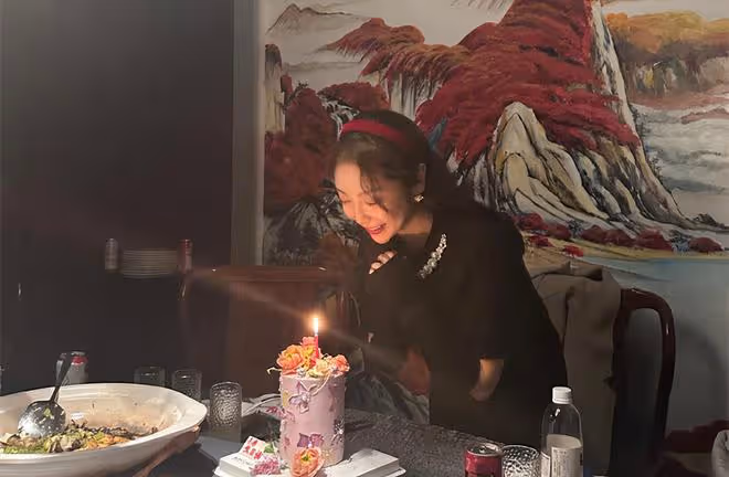 歐陽奮強為27歲女兒慶生!愛女戴珍珠項鍊打扮高貴,已出道當演員