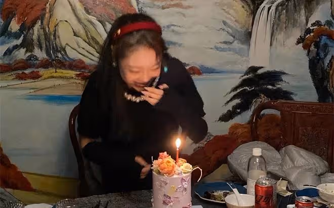歐陽奮強為27歲女兒慶生!愛女戴珍珠項鍊打扮高貴,已出道當演員