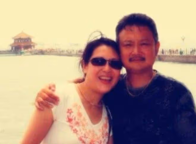 歐陽奮強為27歲女兒慶生！愛女戴珍珠項鍊打扮高貴，已出道當演員