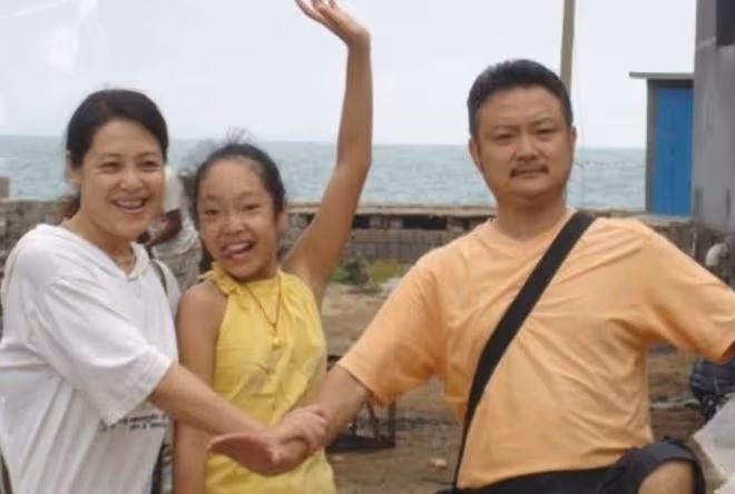 歐陽奮強為27歲女兒慶生！愛女戴珍珠項鍊打扮高貴，已出道當演員