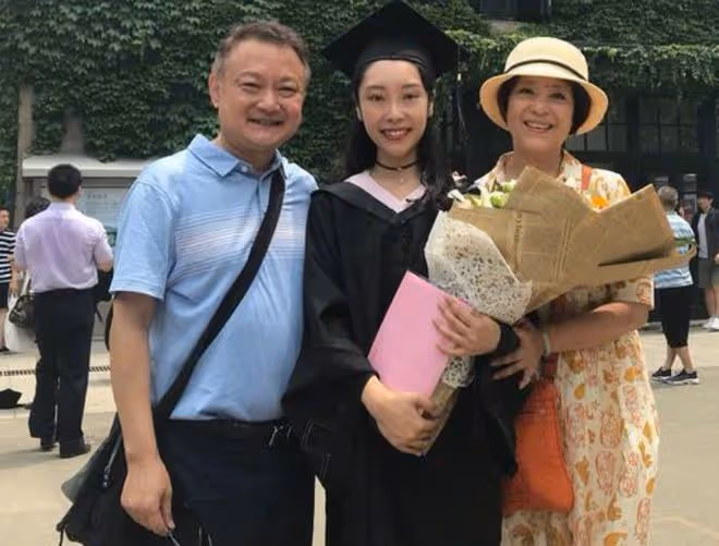 歐陽奮強為27歲女兒慶生！愛女戴珍珠項鍊打扮高貴，已出道當演員