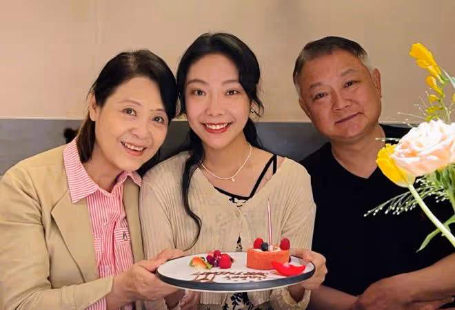 歐陽奮強為27歲女兒慶生！愛女戴珍珠項鍊打扮高貴，已出道當演員