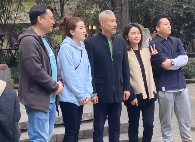 65歲影帝劉佩琦罕露面,鬚髮皆白打扮樸素,被網友錯認成TVB演員