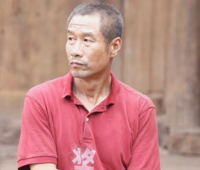 65歲影帝劉佩琦罕露面,鬚髮皆白打扮樸素,被網友錯認成TVB演員