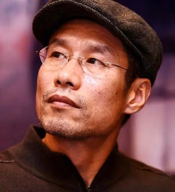 65歲影帝劉佩琦罕露面,鬚髮皆白打扮樸素,被網友錯認成TVB演員