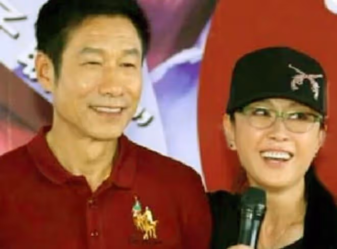 65歲影帝劉佩琦罕露面,鬚髮皆白打扮樸素,被網友錯認成TVB演員