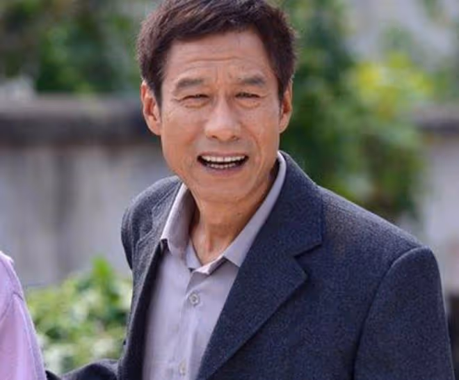 65歲影帝劉佩琦罕露面,鬚髮皆白打扮樸素,被網友錯認成TVB演員
