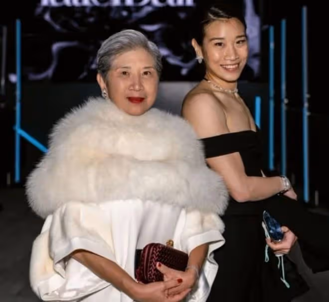 楊紫瓊奪奧斯卡影后,乾女兒現身送祝福,40歲哈佛畢業身家過億