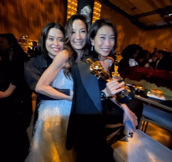 楊紫瓊奪奧斯卡影后,乾女兒現身送祝福,40歲哈佛畢業身家過億