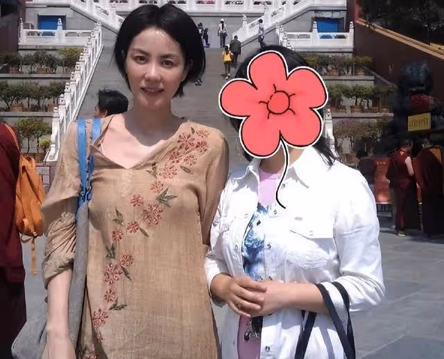 王菲素顏現身寺廟,被問為何沒有看見謝霆鋒,王菲的回覆笑翻全場