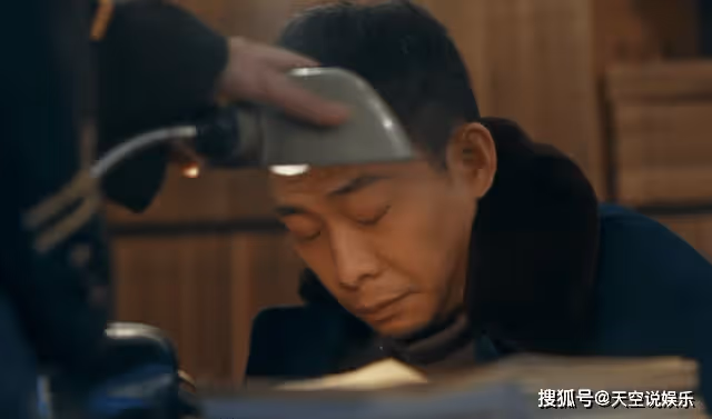 《他是誰》割喉狂魔就在身邊！山河犧牲前的暗示，早已挑明兇手身份