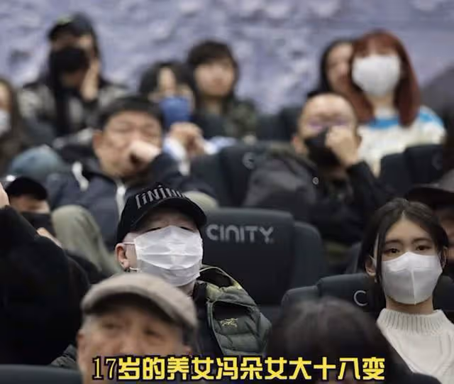 馮小剛回國看電影遭嘲!17歲養女也在場,曾否認移民稱送女兒留學