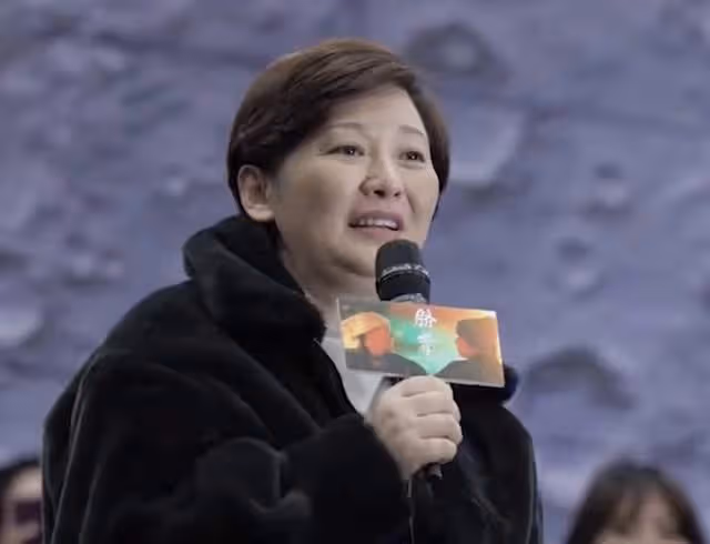 馮小剛回國看電影遭嘲!17歲養女也在場,曾否認移民稱送女兒留學