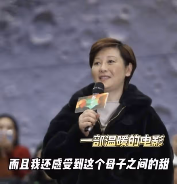 馮小剛回國看電影遭嘲!17歲養女也在場,曾否認移民稱送女兒留學
