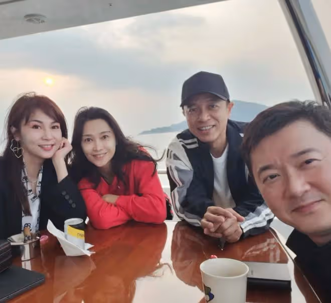 李克勤夫婦坐遊艇出海,港姐冠軍妻子氣質好,有2億物業生活愜意