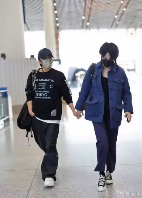 王菲疑陪同謝霆鋒赴港參加活動,被曝雙雙回京,兩人感情真好