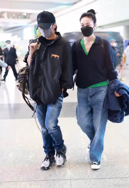 王菲疑陪同謝霆鋒赴港參加活動，被曝雙雙回京，兩人感情真好