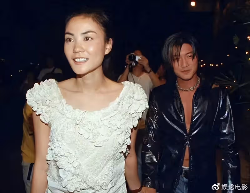 王菲疑陪同謝霆鋒赴港參加活動，被曝雙雙回京，兩人感情真好