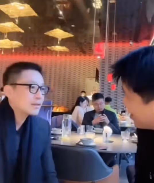 葛斯齊飛北京找汪小菲,直播間同框唯唯諾諾,全程夸汪小菲長得帥