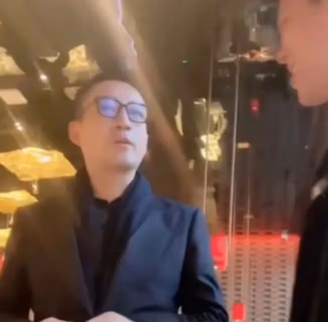 葛斯齊飛北京找汪小菲,直播間同框唯唯諾諾,全程夸汪小菲長得帥