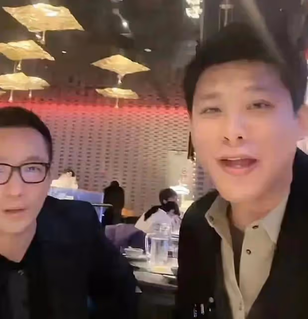 葛斯齊飛北京找汪小菲,直播間同框唯唯諾諾,全程夸汪小菲長得帥