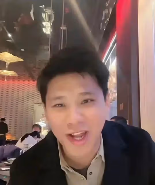 葛斯齊飛北京找汪小菲,直播間同框唯唯諾諾,全程夸汪小菲長得帥