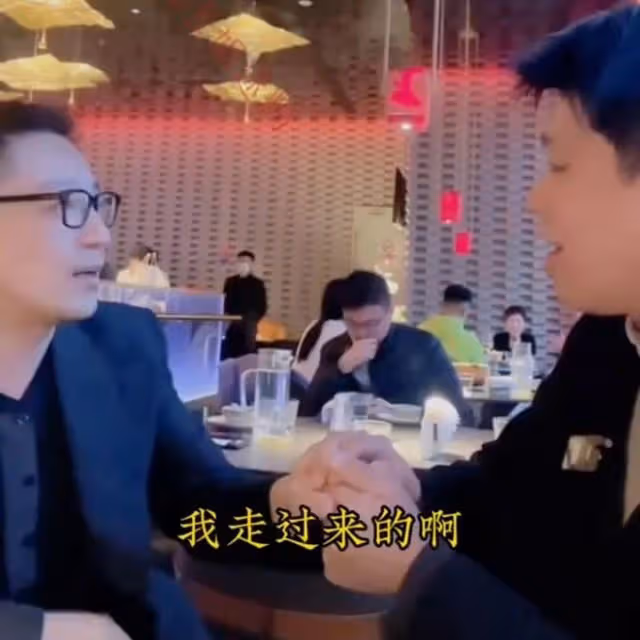 葛斯齊飛北京找汪小菲,直播間同框唯唯諾諾,全程夸汪小菲長得帥