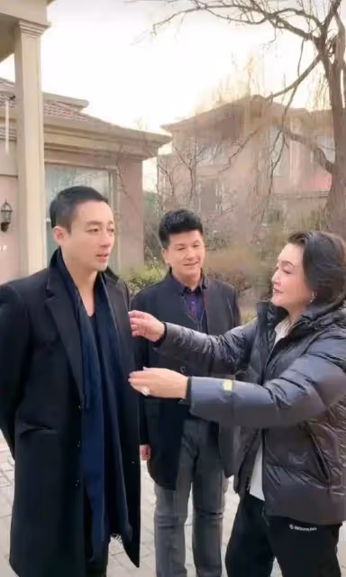 葛斯齊飛北京找汪小菲,直播間同框唯唯諾諾,全程夸汪小菲長得帥