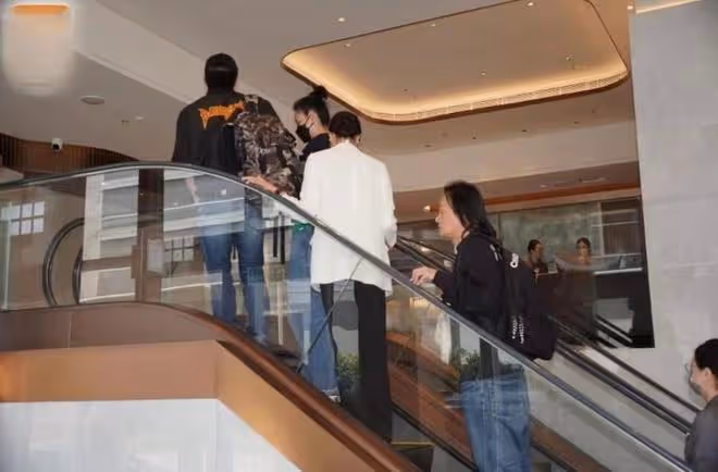 王菲陪伴謝霆鋒從港返京,女方小鳥依人貼近男方,力破分手傳聞