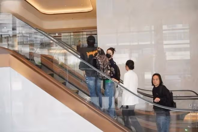 王菲陪伴謝霆鋒從港返京,女方小鳥依人貼近男方,力破分手傳聞