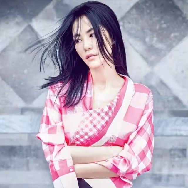 王菲陪伴謝霆鋒從港返京,女方小鳥依人貼近男方,力破分手傳聞