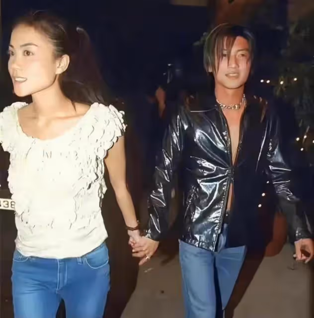 王菲陪伴謝霆鋒從港返京,女方小鳥依人貼近男方,力破分手傳聞