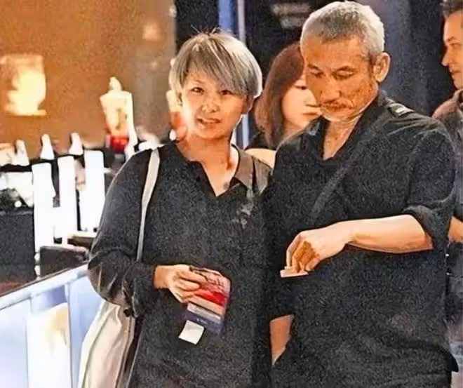說好做丁克你卻偷偷有了娃?徐克不是最渣,譚詠麟曾逼得前妻出家