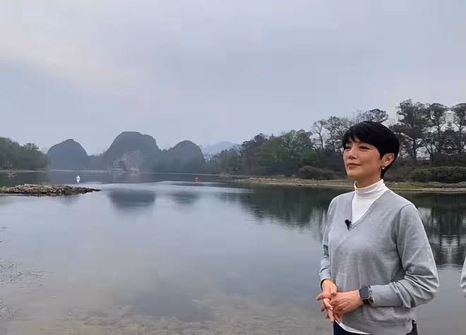 53歲知名港姐現身廣西農村,戴草帽蹲地摘菜,打扮樸素難掩氣質