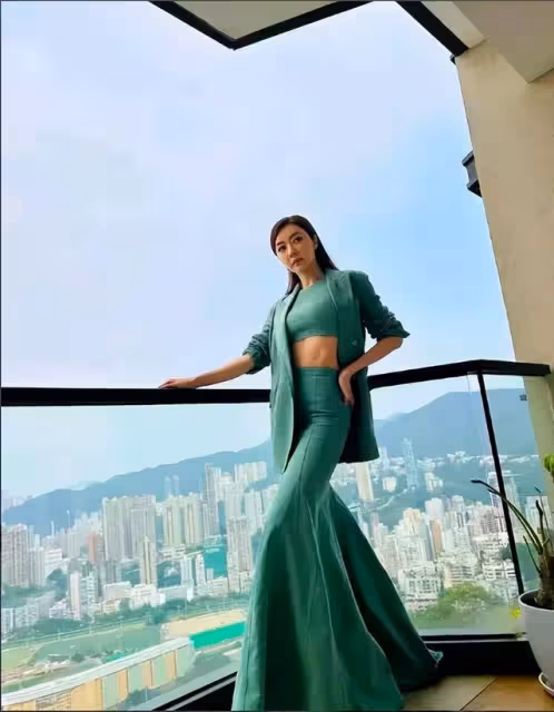 香港女星曬傲人長腿遭網友吐槽,霸氣回懟:只覺得自己最美