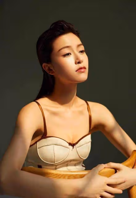 香港知名女星嫁入豪門自己洗衣服做飯,引網友感慨是去當保姆
