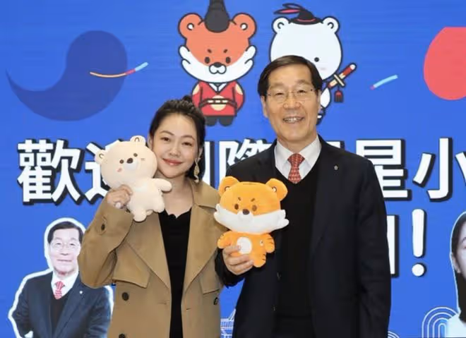 小S在韓國獲得資源,被邀請拍宣傳片,具俊曄被調侃是其生財工具