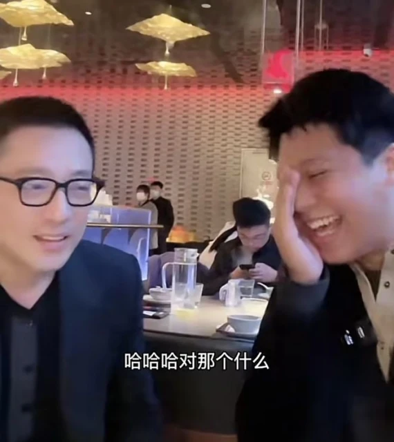 葛斯齊汪小菲同框直播，吃同一串糖葫蘆被嗑cp，強調兩岸一家親