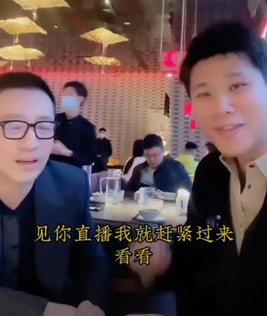 葛斯齊汪小菲同框直播，吃同一串糖葫蘆被嗑cp，強調兩岸一家親