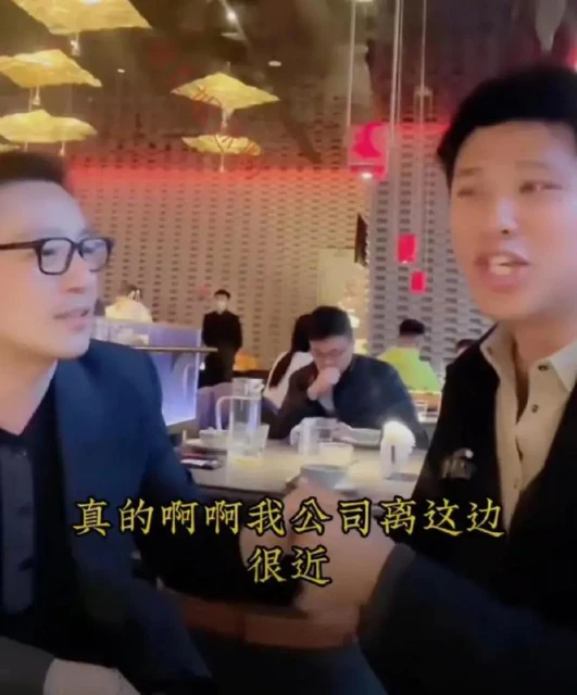 葛斯齊汪小菲同框直播，吃同一串糖葫蘆被嗑cp，強調兩岸一家親