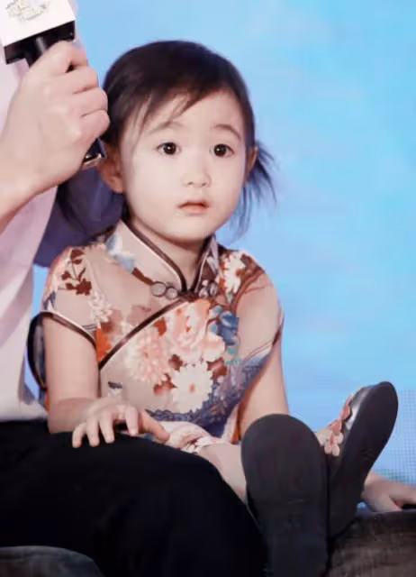 奧運冠軍李小鵬女兒參加花滑比賽，意外摔倒優雅起身，長相變化大