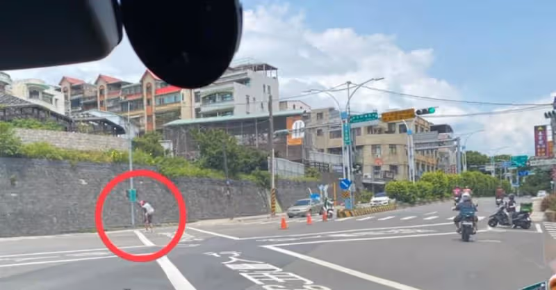 綠燈剩8秒！霸氣外送員「停車→插斜柱→背阿公衝過馬路」全網暖哭