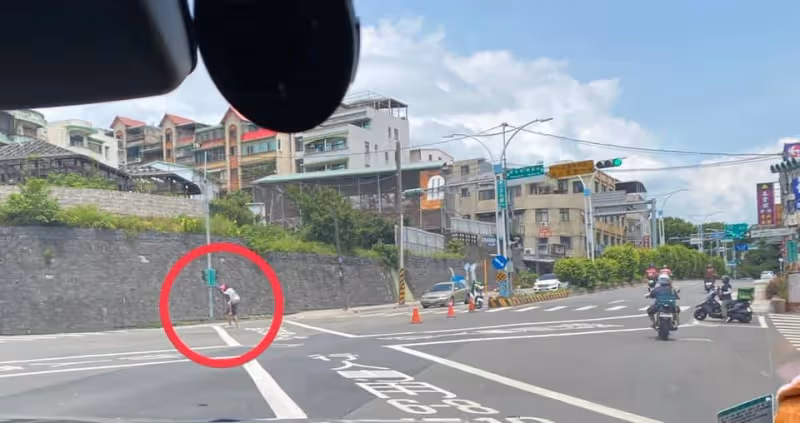 綠燈剩8秒！霸氣外送員「停車→插斜柱→背阿公衝過馬路」全網暖哭