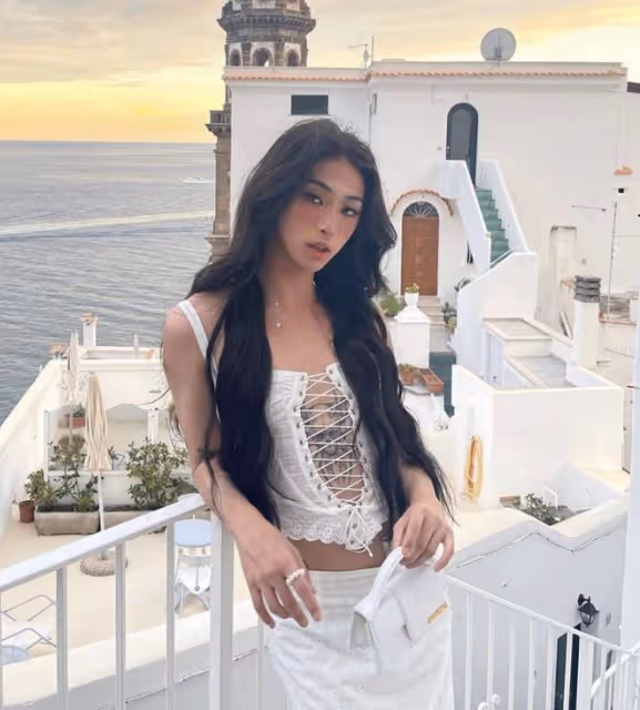 伊能靜兒子21歲生日,穿羽毛裙男扮女裝慶祝,長發飄飄仙氣十足