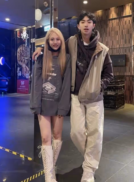 伊能靜兒子21歲生日,穿羽毛裙男扮女裝慶祝,長發飄飄仙氣十足