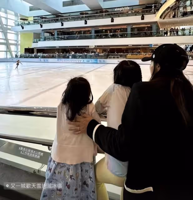 霍啟剛分享郭晶晶帶孩子看滑冰動態,一家人出鏡超級溫馨