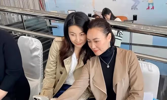霍啟剛分享郭晶晶帶孩子看滑冰動態,一家人出鏡超級溫馨